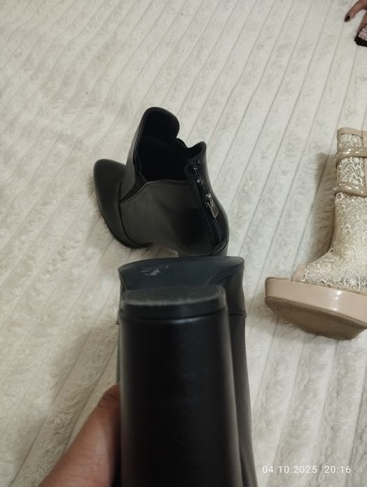 Сапожки с каблуками 40 размер новые 1 раз надевала