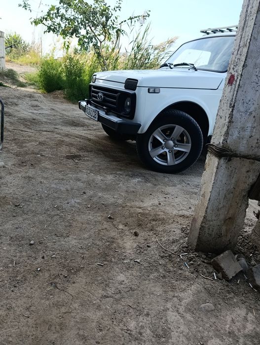 Niva sotiladi 2015yil 7000$
