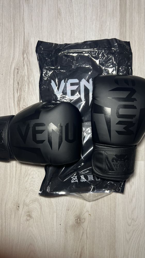 Venum 14oz боксови ръкавици чисто нови