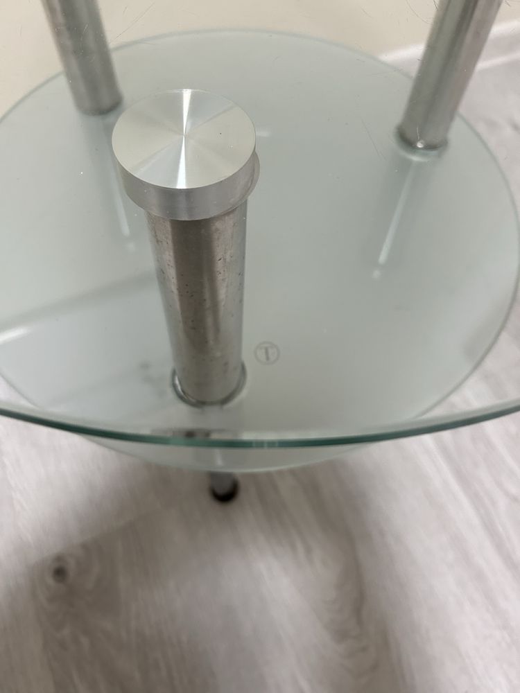 Малка стъклена маса