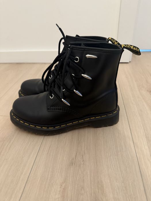 Bocanci Dr Martens negri , cu tinte argintii