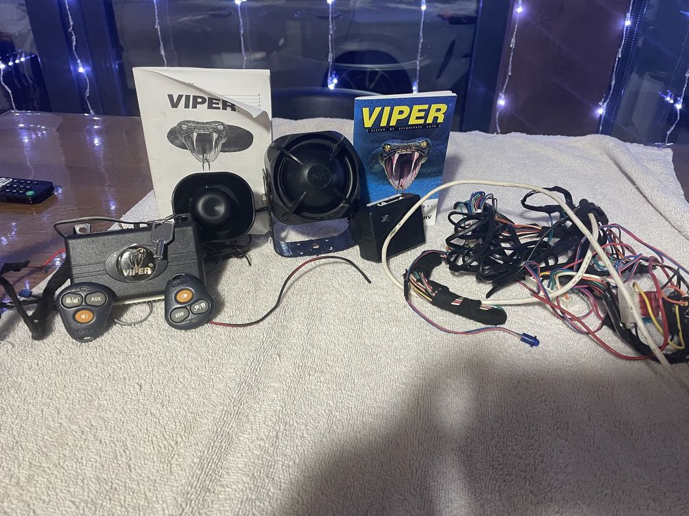 Alarma auto viper , cu doua telecomenzi