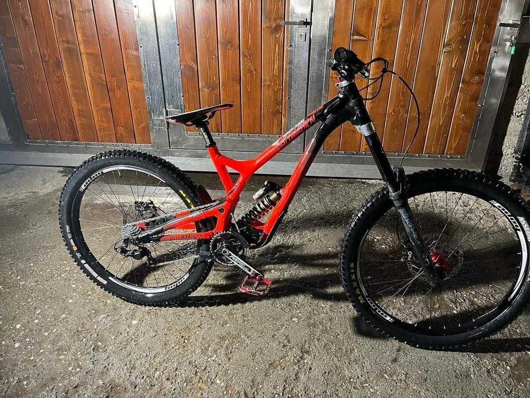 Commencal Supreme DH V4 (custom)