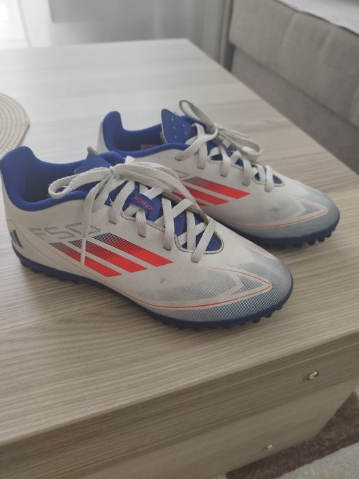 Adidasi fotbal baieti