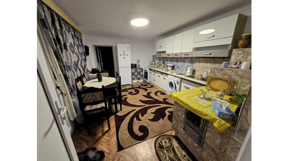 Proprietate de vanzare  (2 case in aceeasi curte+Magazie+Garaj+Grajd)