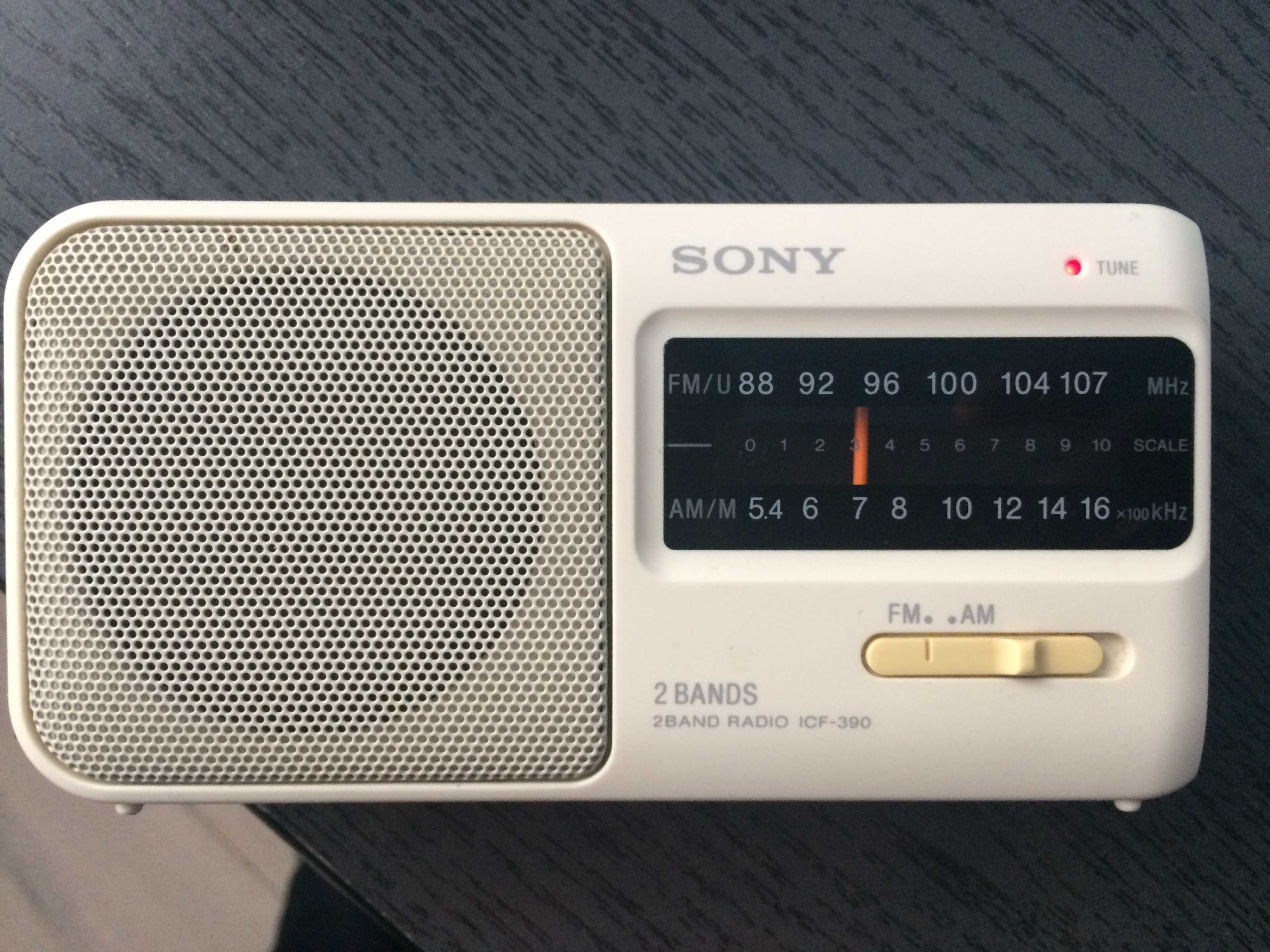 Radio de colectie Sony ICF-390 din 1993 functional.Cititi anuntul.