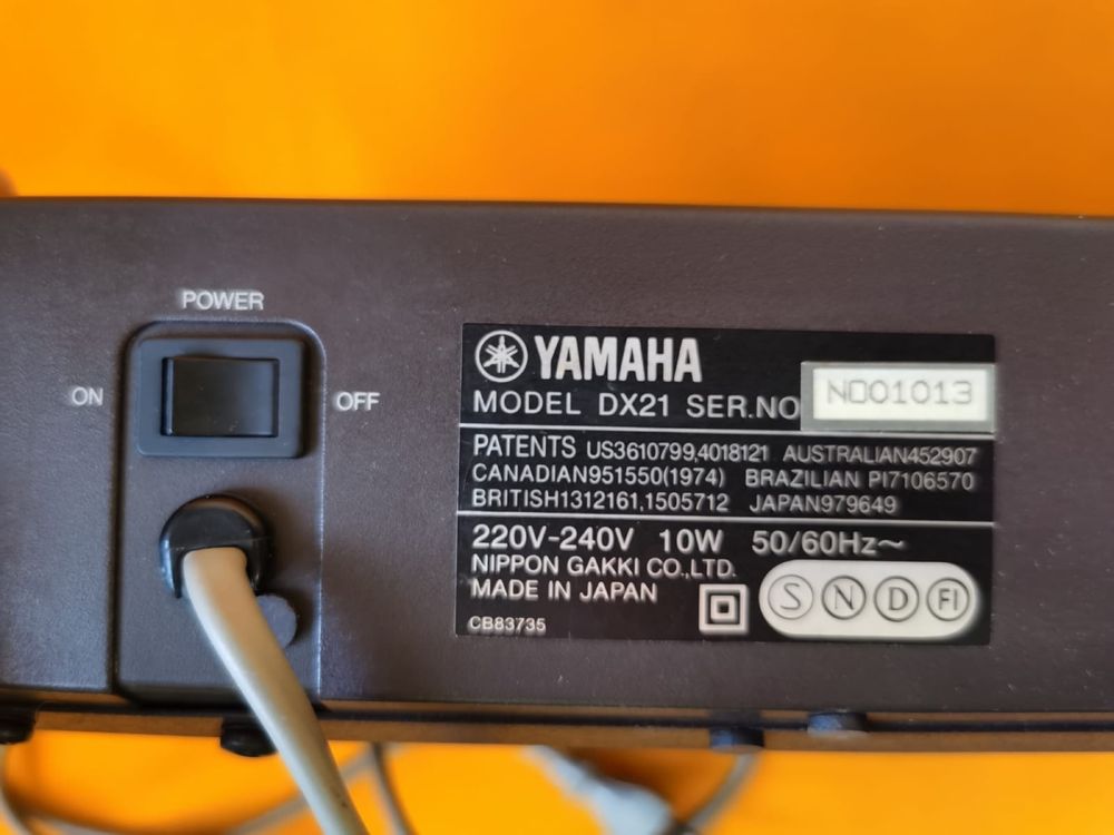 синтезатор Yamaha DX-21