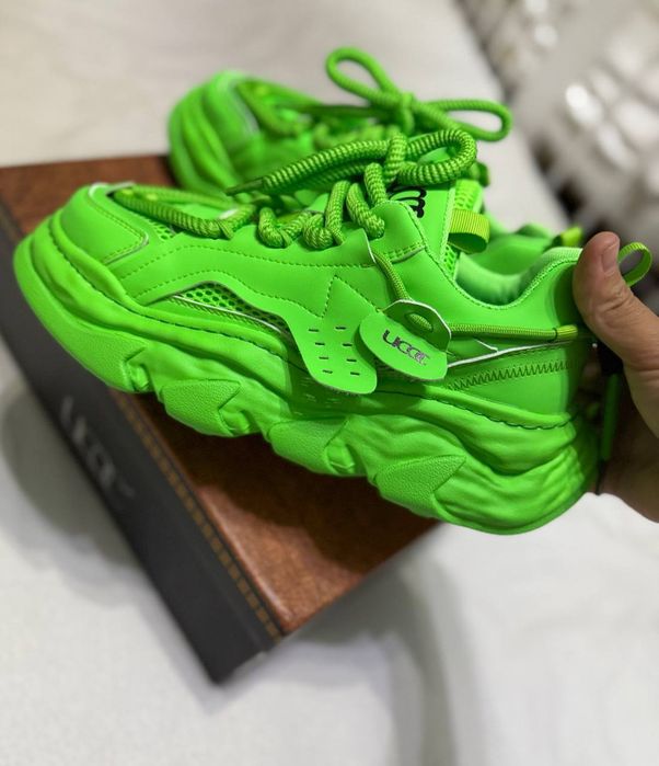 Новые кроссовки 40 размер