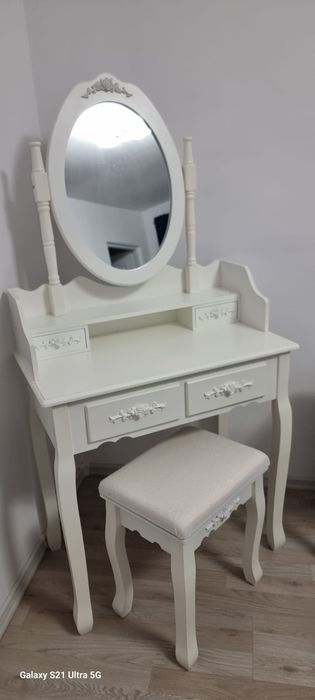 Set machiaj cu masuta oglinda si scaun