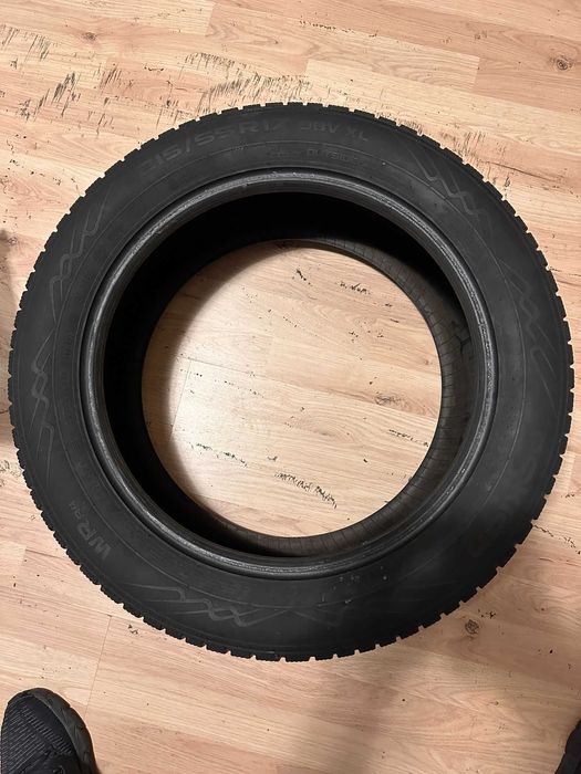 VAND 2 cauciucuri de iarna pe 17 Nokian 215/55/R17 in stare buna