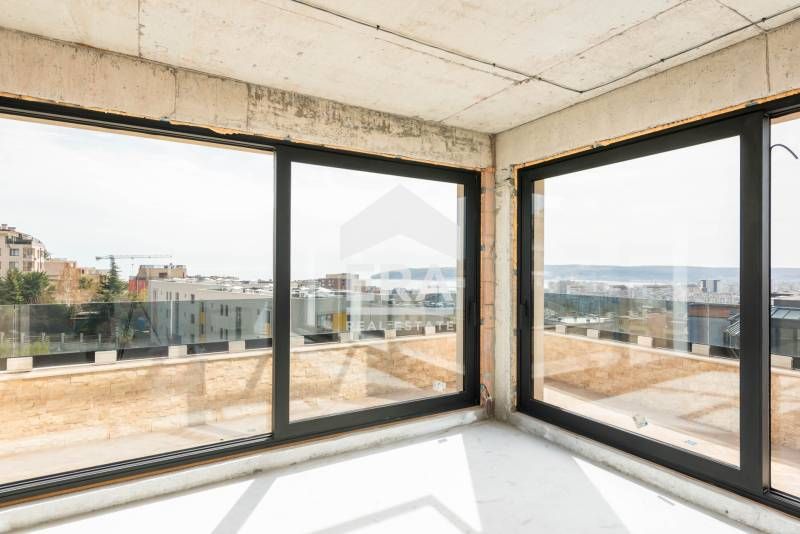 Многостаен пентхаус за продажба, с големи стаи и морска панорама, в но