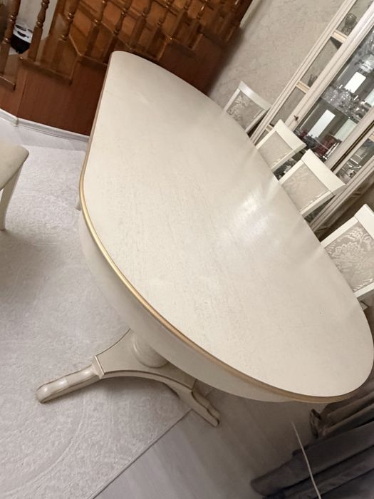 Стол со стульями из натурального дерева