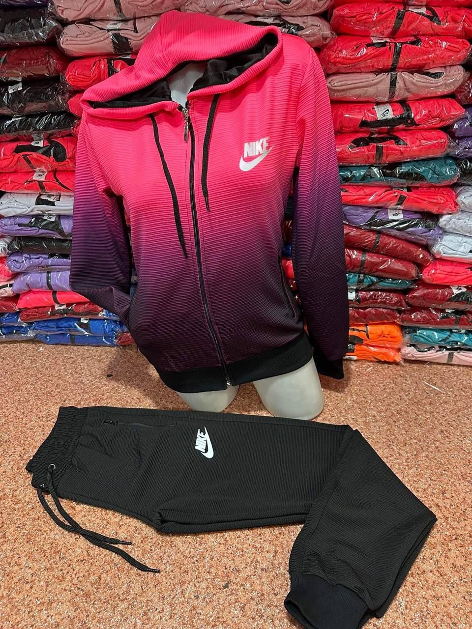 Trening dama  nike
190 de lei  
 Lycra cu elastan