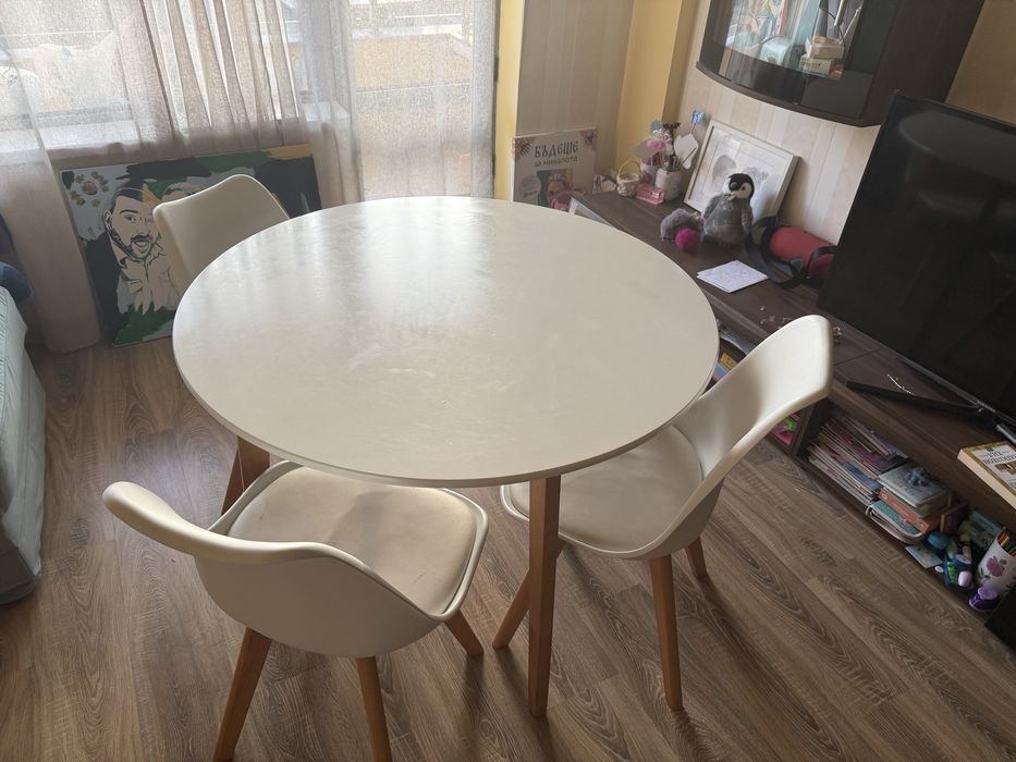 Продавам маса с три стола