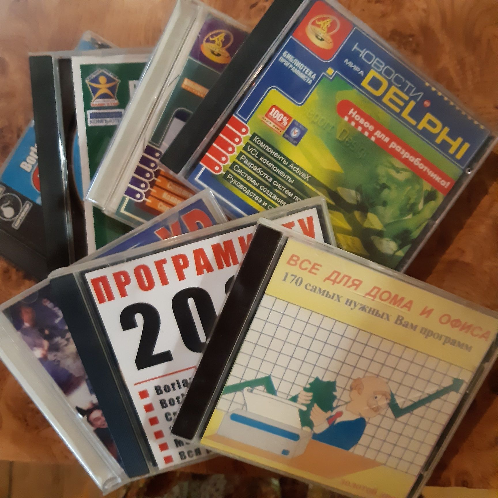 Компакт диски с играми, описаниями программ