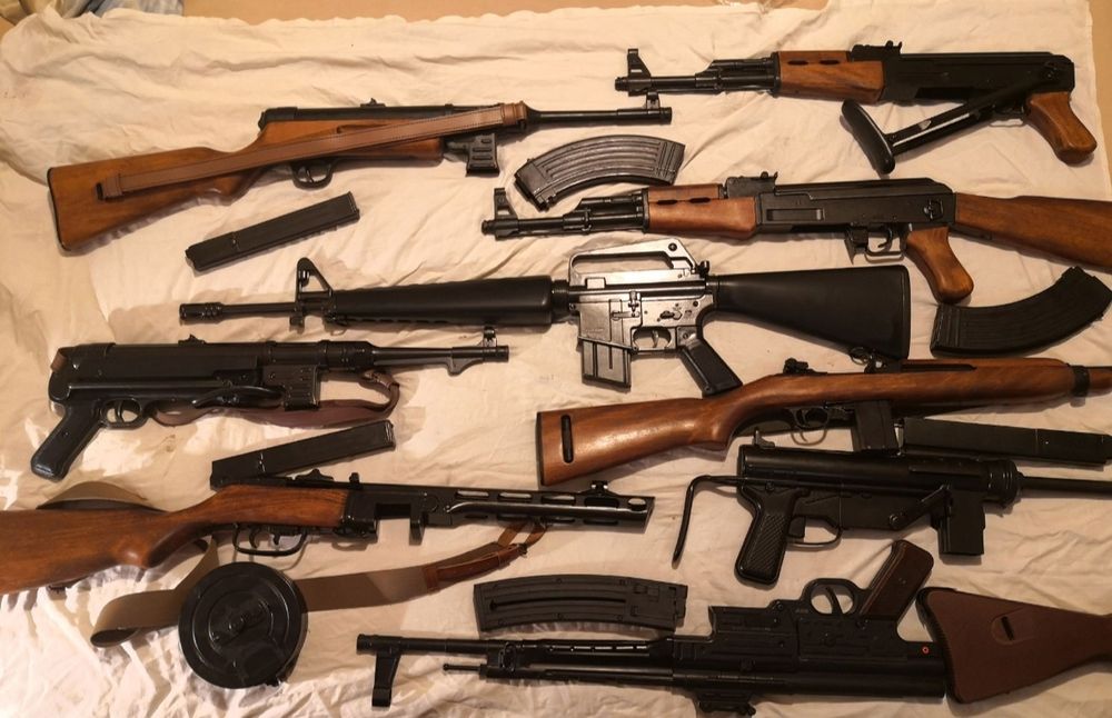 Автоматична пушка, револвер, пистолет. Масивни нестрелящи реплик