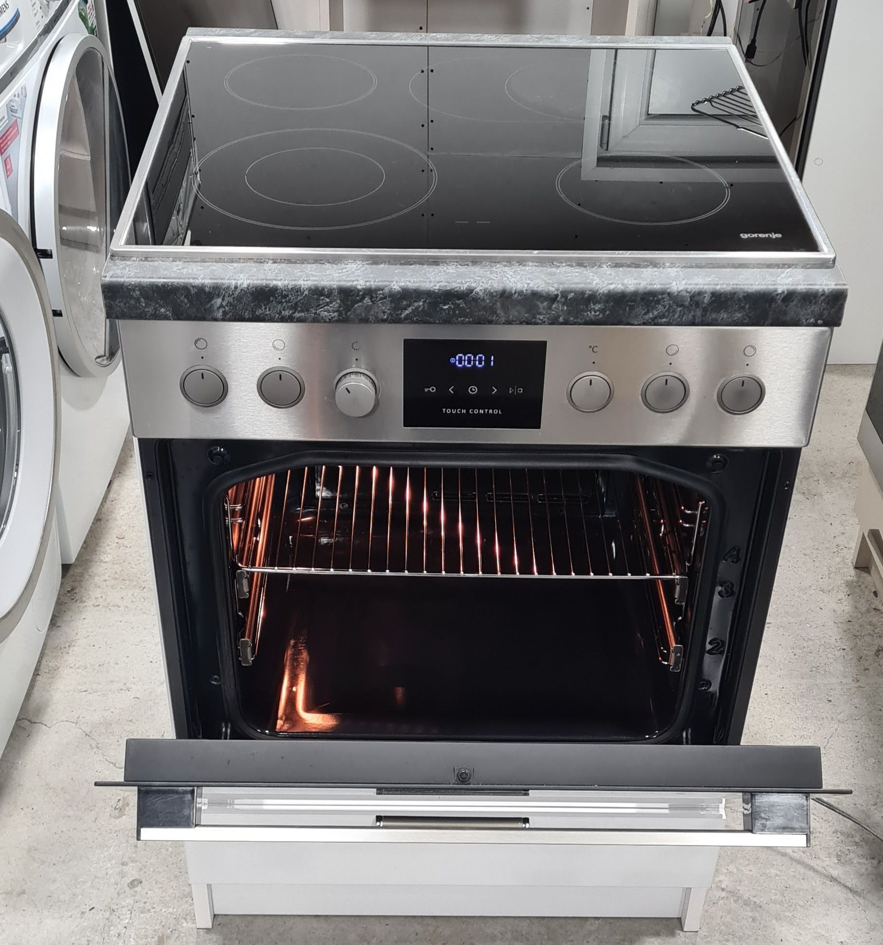 Фурна за вграждане с керамичен плот Gorenje