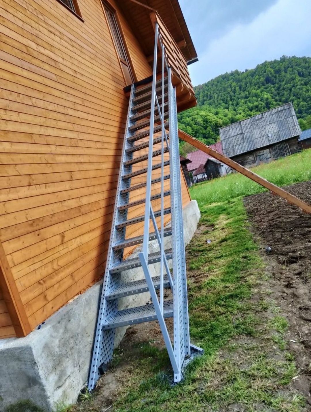 Scări metalice zincate profesionale