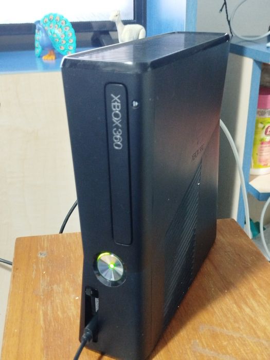 Vând Xbox 360 cu una bucata maneta fara fir conectare cu baterii