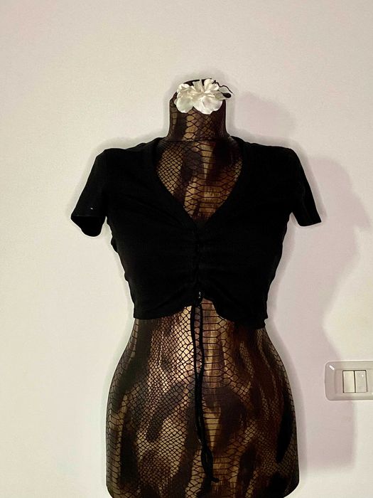 Crop top negru cu maneca scurta