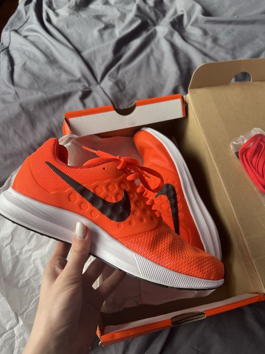 Нови дамски маратонки NIKE