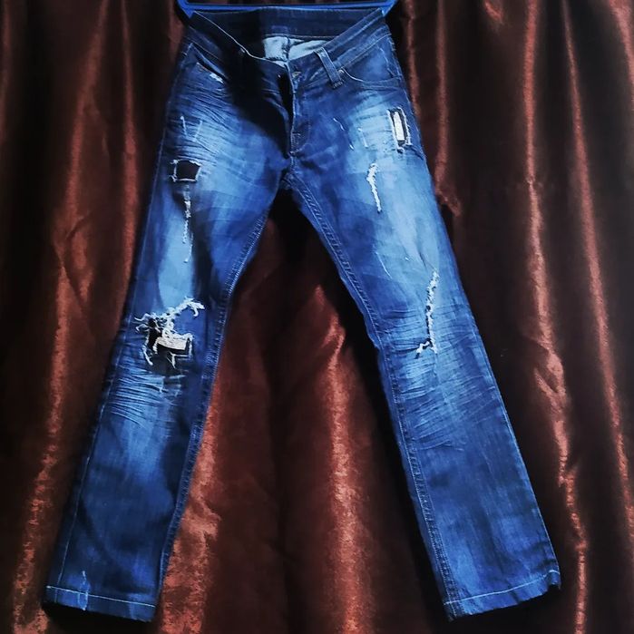 Скъсани дънки, 28