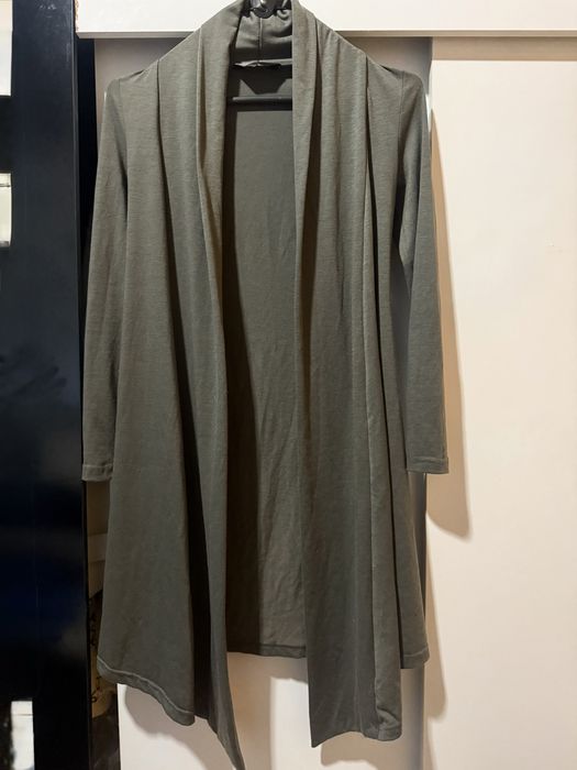 Разнообразни дамски дрехи – различни размери S–L