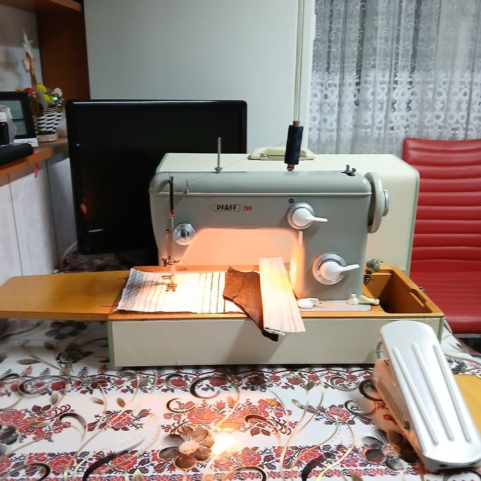 Masina de cusut PFAFF cu graifar industrial rotativ, din metal