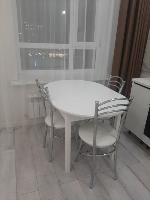 Кухонный стол и стулья.