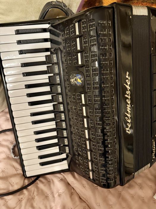 Acordeon de vanzare  …. Arata super bine merge bine  adus fin Austria