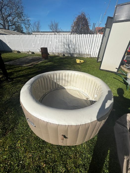 Vând jacuzzi gonflabil intex