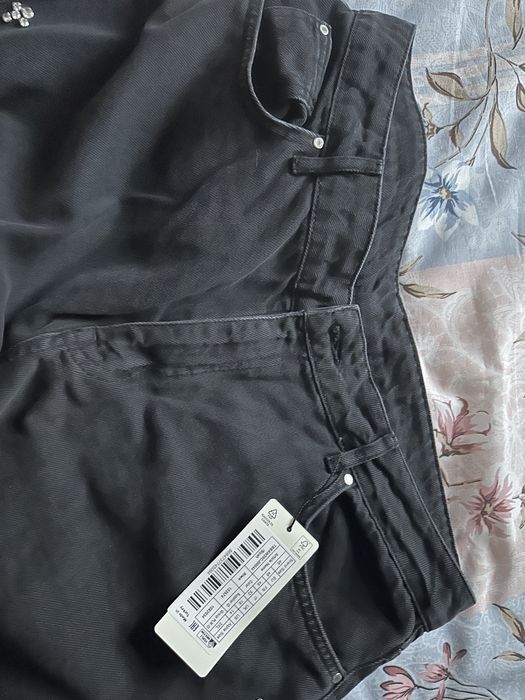 Blugi noi cu eticheta