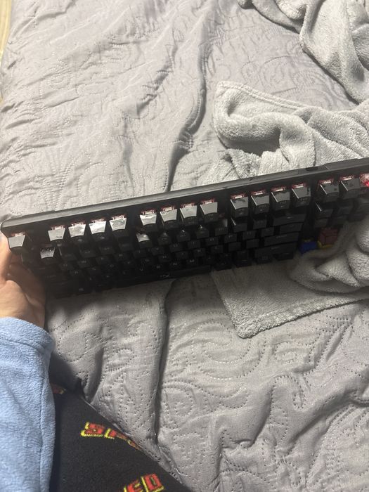 Tastatura hyperx fara 2 taste, switchuri rosi,mecanica