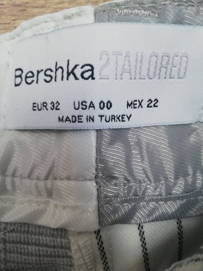 Pantaloni Bershka nr 32