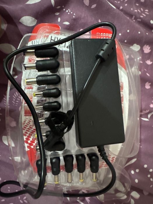 Încărcător universal de laptop