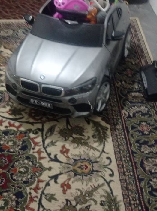 BMW oʻyinchoq pultli mashinasi barter bor velikga
