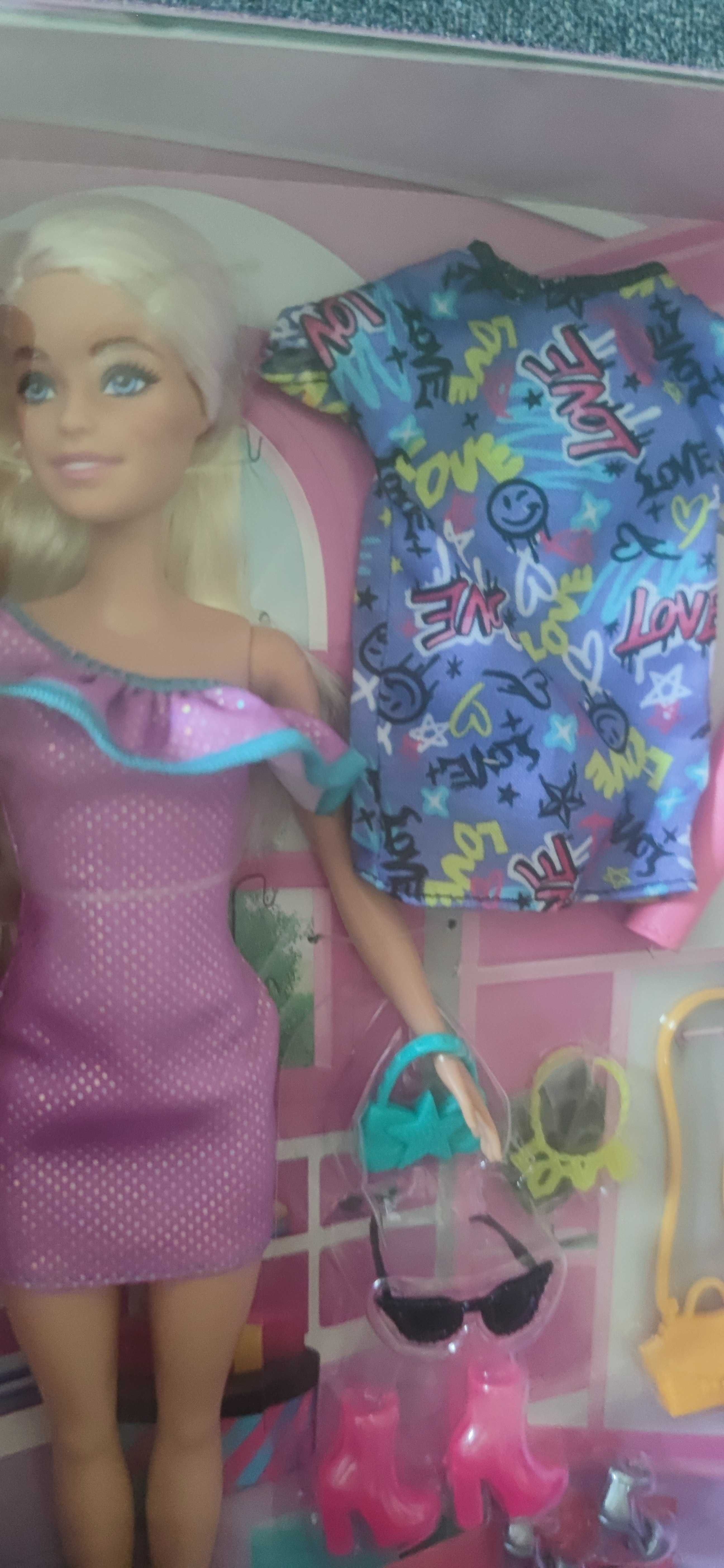 Papusa Barbie cu 3 tinute - Noua