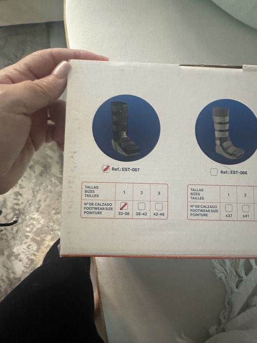 Orteză tip walking boot pentru gleznă și picior.