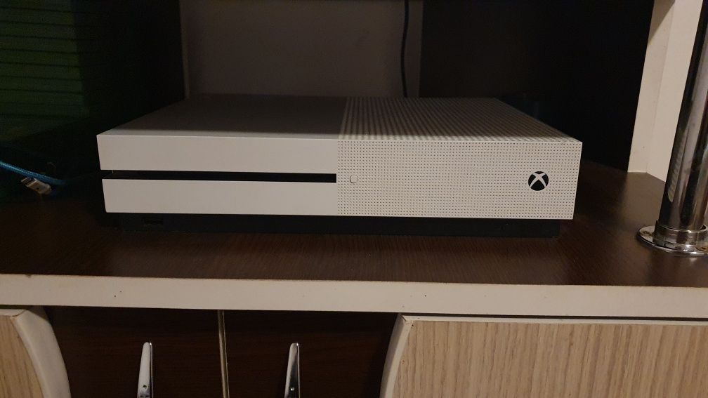 Vând/schimb XBOX ONE S 500 GB