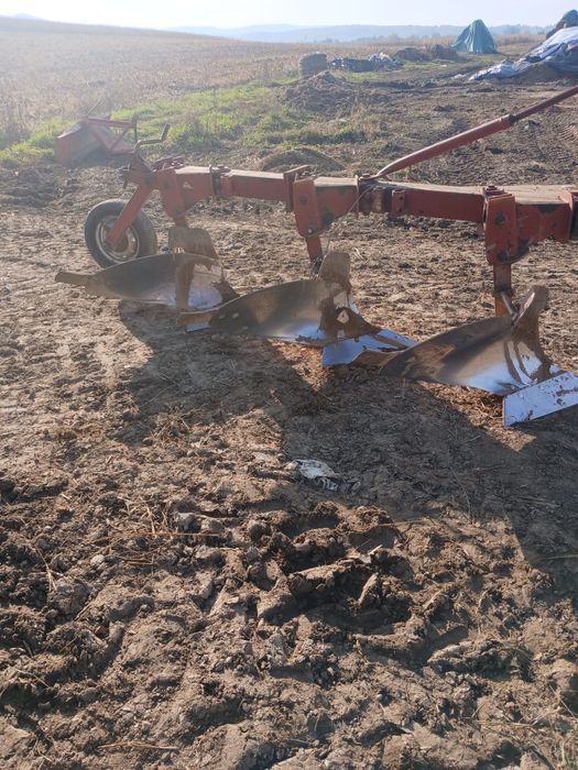 Vând. plug Krone cu trei trupițe