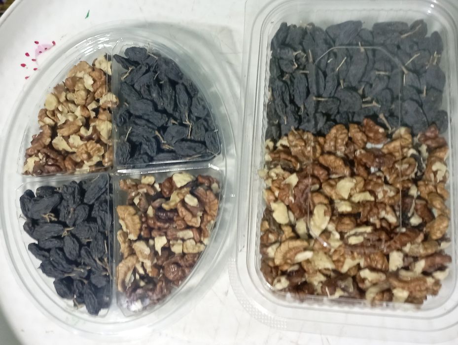 Qadoqlangan mayiz va yongʻoq mahsulotlari bor