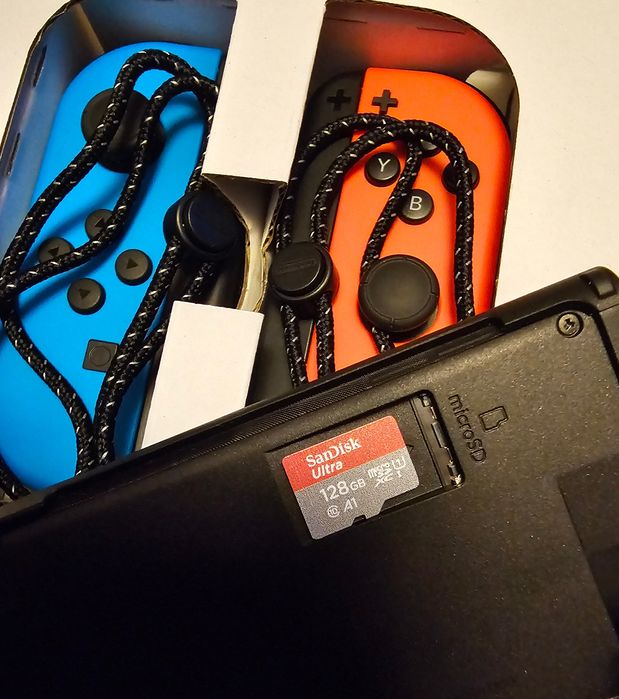 Vând Nintendo Switch OLED ca nou cu accesorii