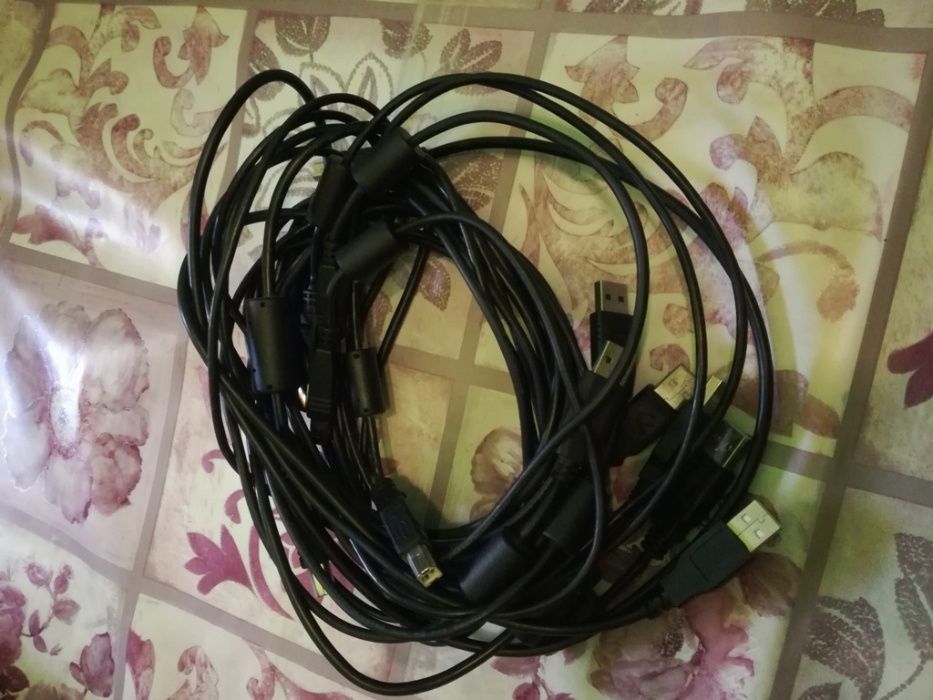 Cablu USB pentru imprimanta.
