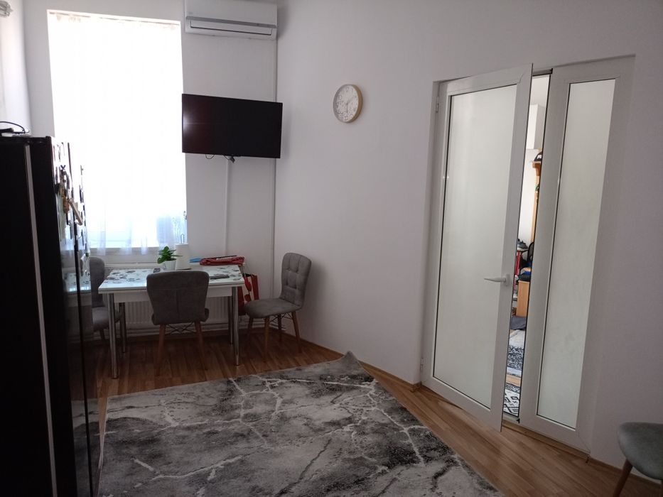 Vând casă piata Centrală 3 camere