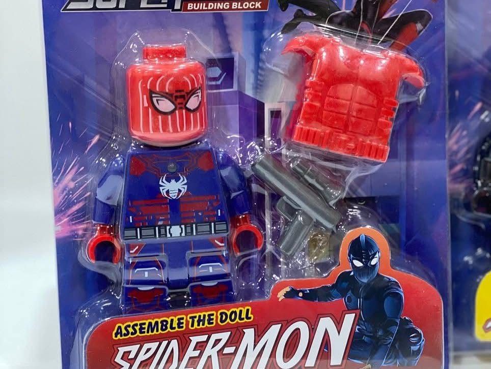 Светеща фигурка Спайдърмен с аксесоари Spiderman