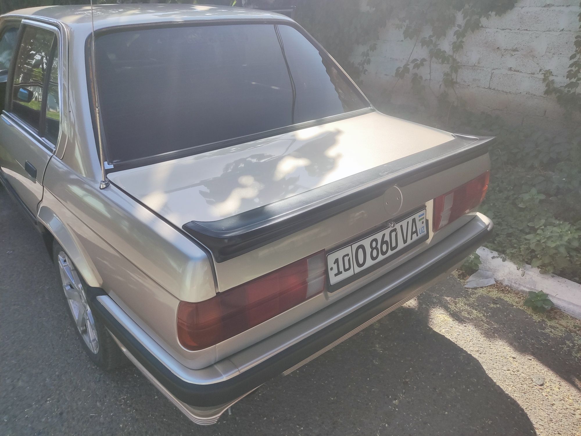 Машина BMW E30 в хорошем состоянии