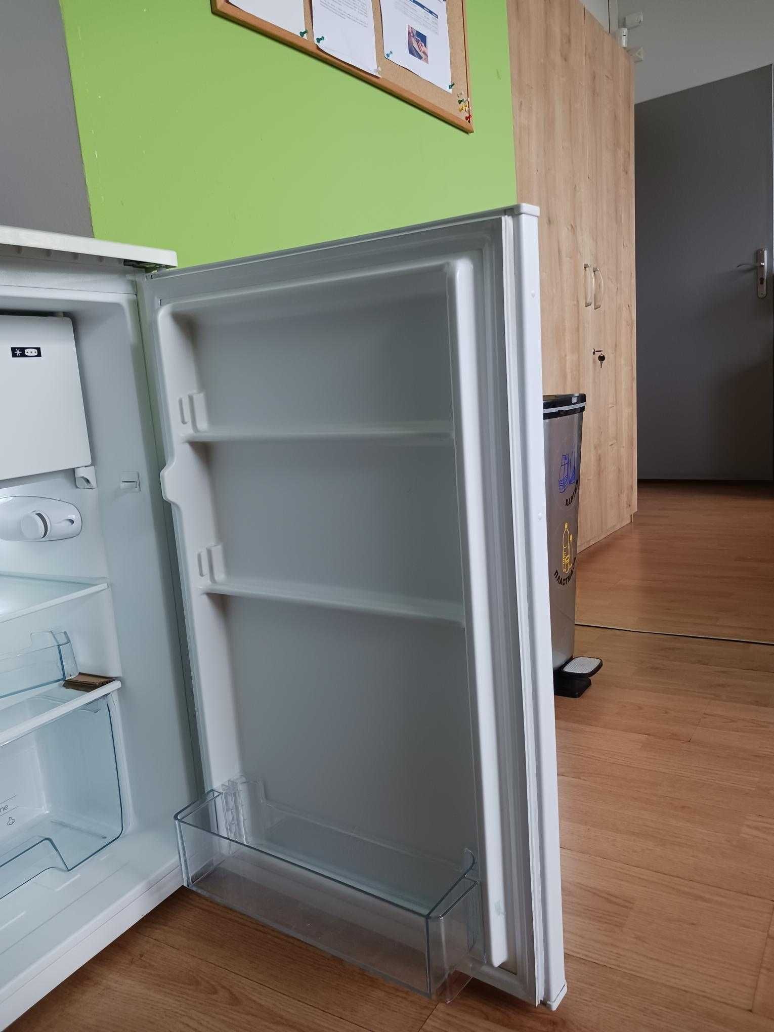 Малък хладилник Gorenje с камера
