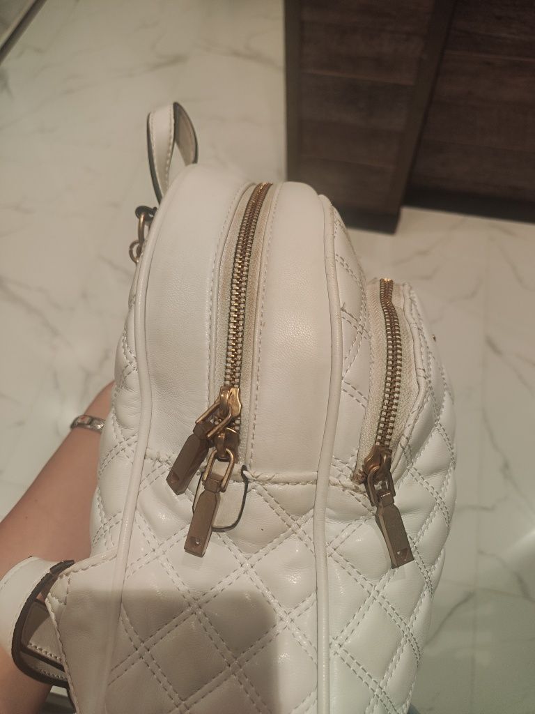 Бяла раница guess