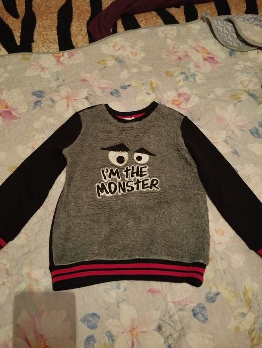 Продам недорого кофточку на мальчика,примерно возраст от пяти лет