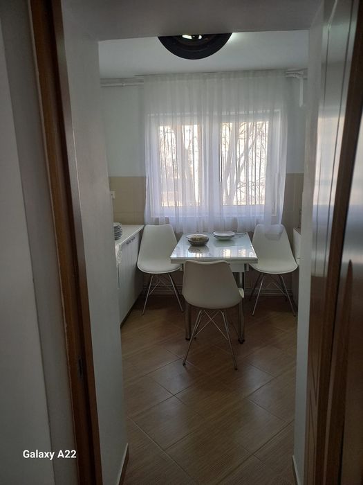 Închiriez apartament 3 camere